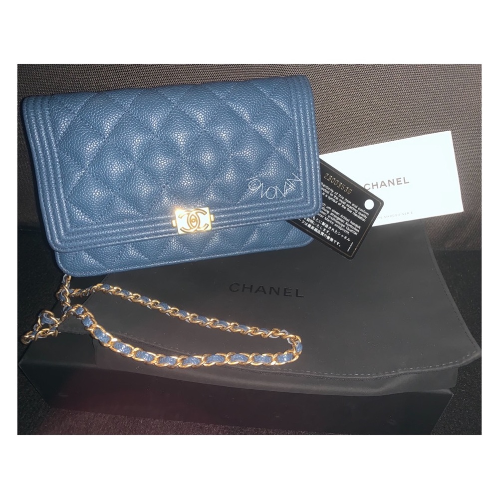 AUTHENTIC CHANEL Caviar Wallet on Chain